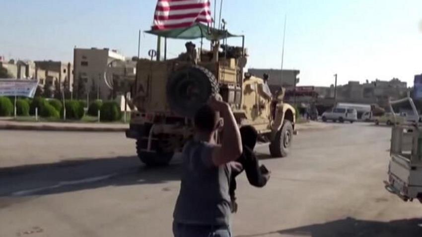 Merasa Dikhianati, Warga Kurdi di Qamishli Suriah Lempari Pasukan AS dengan Batu dan Buah Busuk